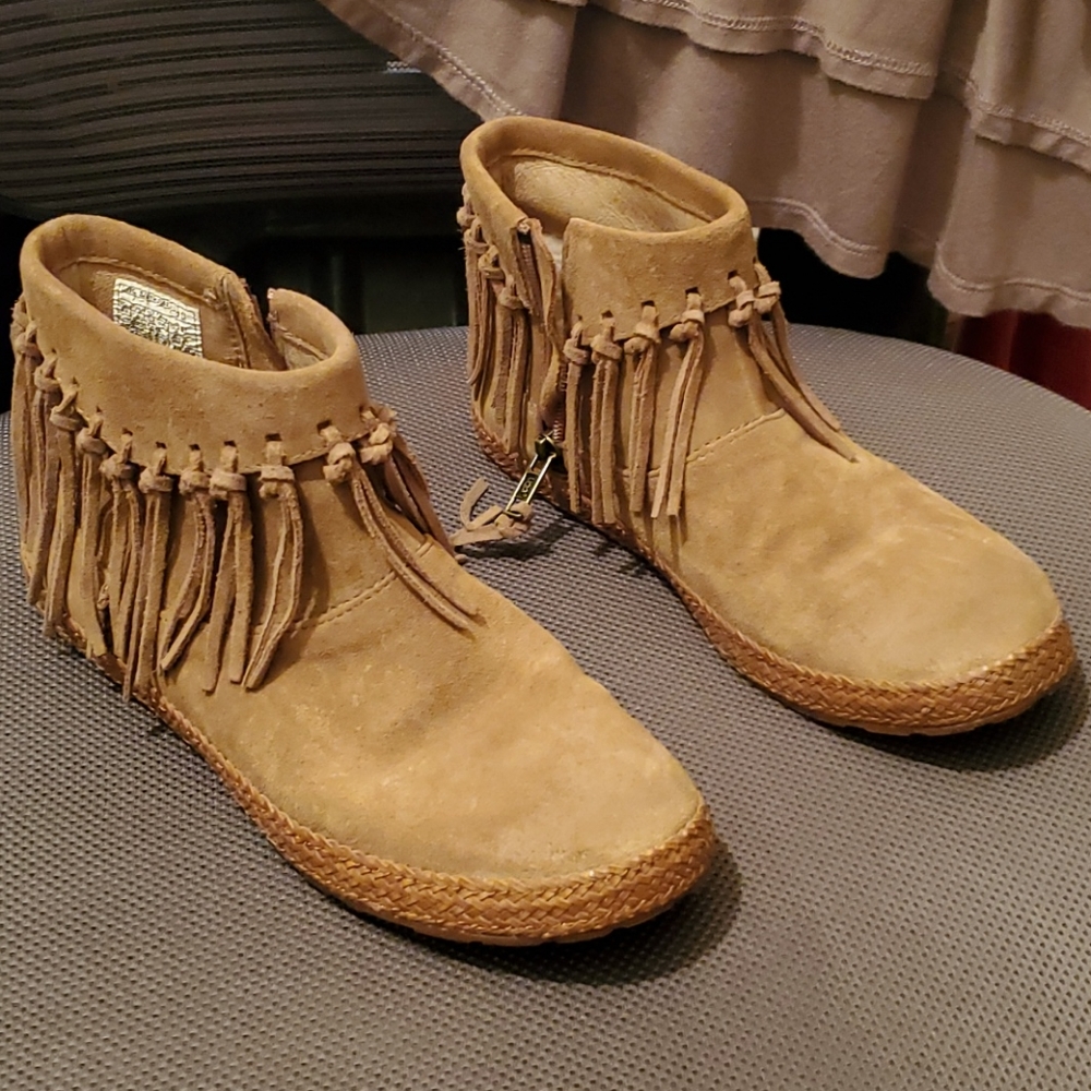 NEW* UGG Moccasin style boots 6.5 NEW*